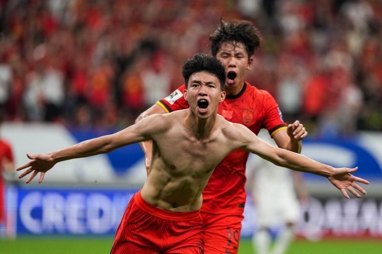 U22国足3分钟2球！王钰栋处子球，过人推射一气呵成，蒯纪闻妙传